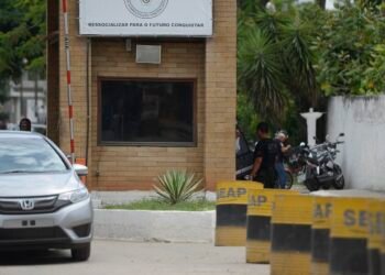 Rio derruba 19 imóveis irregulares próximos do Complexo de Gericinó