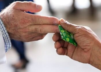 Saúde distribui preservativos e informações sobre IST/Aids no Rio