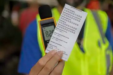 Brasília (DF), 01/03/2025 - Personagem Ramon Barrancas (Fantasiado de fiscal do som ) Bloco de carnaval, Vai quem fica, nas ruas de Brasília.
Foto: Joédson Alves/Agência Brasil