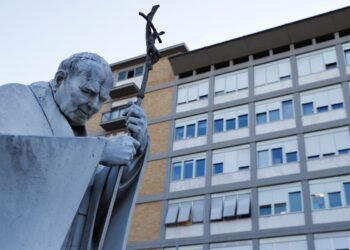 Papa Francisco passou dia sem novas crises respiratórias, diz Vaticano