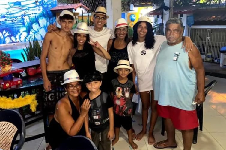 Rio de Janeiro (RJ) 07/03/2025 - Carnavalesco Laíla (direita) com sua família. Foto: Luiz Cláudio da Silva Ribeiro/Arquivo pessoal