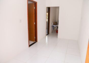 Morador se emociona ao voltar à casa reformada pelo programa Construindo Sonhos – Prefeitura Municipal de Candeias.