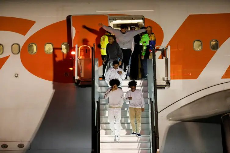 Reuters/Leonardo Fernandez Viloria/Proibida reprodução Venezuelan migrants arrive on a flight after being deported from the United States, in Caracas, Venezuela, March 24, 2025. Reuters/Leonardo Fernandez Viloria/Proibida reprodução