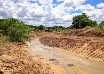 Prefeitura intensifica limpeza e desobstrução de canais de drenagem na cidade – Prefeitura Municipal de Candeias.