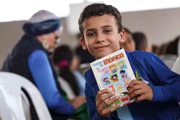Brasília (DF), 26/03/2025 - O estudante Miguel de Souza Ferreira participa do lançamento de gibi da Turma da Mônica sobre intergeracionalidade em escola no Itapoã, região administrativa do Distrito Federal. Foto: Marcelo Camargo/Agência Brasil