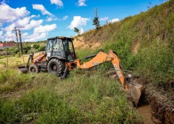 Moradora da Nova Candeias apela à população para não jogar lixo nas ruas – Prefeitura Municipal de Candeias.