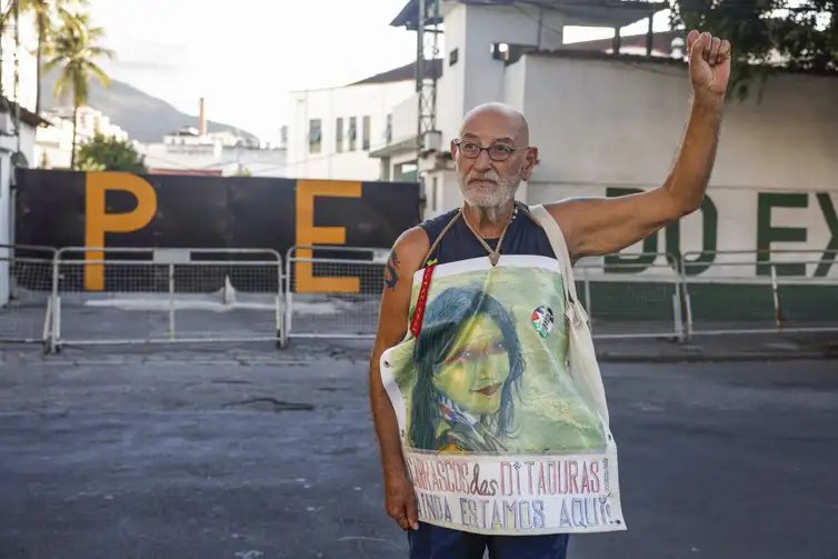 Rio de Janeiro (RJ) 27/03/2025 - Luis Zorraquino, companheiro de Estrella  Bohadana torturada durante ditadura militar de 64. - Ato “Ocupa Rubens Paiva: Tortura Nunca Mais”, em frente à antiga sede do DOI-Codi, onde Rubens  Paiva e outros 52 presos políticos foram torturados e assassinados durante a ditadura militar.
Foto: Tânia Rêgo/Agência Brasil