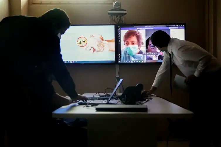Médicos realizam atendimento remoto a pacientes que usam sistema público de saúde.