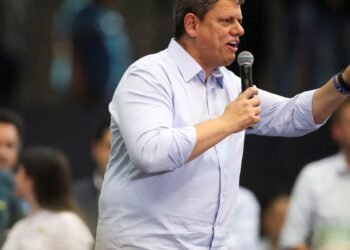 Justiça eleitoral absolve Tarcísio por acusações contra Boulos