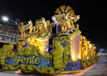 Carnaval carioca começa com desfile da Série Ouro e 22 blocos de rua
