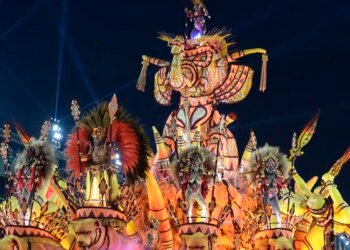 Água, fogo e fumaça marcam desfiles do 1º dia do grupo especial