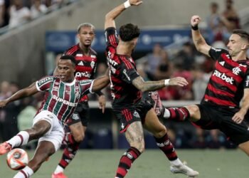Flamengo vence Fluminense no primeiro capítulo da final do Carioca