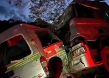 Acidente entre van e caminhão deixa 11 mortos na Bahia