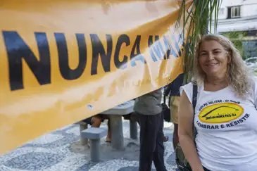 Rio de Janeiro (RJ) 27/03/2025 - Joana D'Arc Fernandes Ferraz, membro do grupo Tortura Nunca Mais RJ - Ato “Ocupa Rubens Paiva: Tortura Nunca Mais”, em frente à antiga sede do DOI-Codi, onde Rubens  Paiva e outros 52 presos políticos foram torturados e assassinados durante a ditadura militar.
Foto: Tânia Rêgo/Agência Brasil