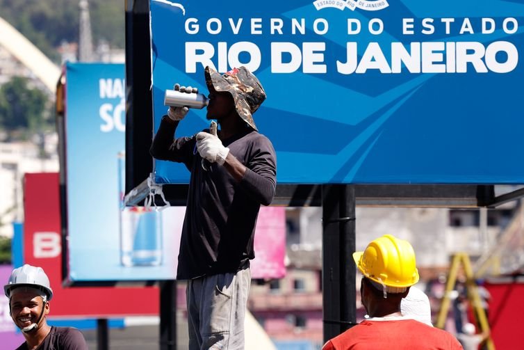 Tânia Rêgo/Agência Brasil Rio de Janeiro (RJ), 17/02/2024 - Funcionários tabalham no Sambódromo debaixo de forte calor. Cidade do Rio de Janeiro atinge nível 4 de calor. Marco é caracterizado por temperaturas que podem chegar a 44ºC Foto: Tânia Rêgo/Agência Brasil
