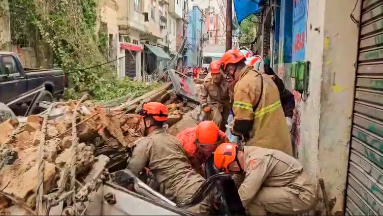 Brasília (DF) 20/03/2025 - O Corpo de Bombeiros Militar do Estado do Rio de Janeiro foi acionado, na tarde desta quinta-feira (20.03), para um desabamento em uma edificação residencial na rua Senador Pompeu, no centro do Rio. Até o momento, há informação de um óbito no local, uma vítima que estava num automóvel atingido pelos escombros.
Frame Bombeiros-RJ/Divulgação