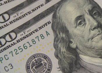 Dólar cai para R$ 5,64 e fecha no menor valor desde outubro