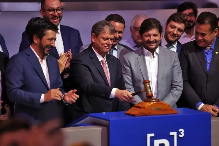 Paulo Pinto/Agência Brasil São Paulo (SP), 28/03/2025 - Governador de São Paulo Tarcísio de Freitas acompanhado do prefeito de São Paulo Ricardo Nunes durante leilão do lote Alto Tietê, das linhas 11-Coral, 12-Safira e 13-Jade de trens, durante sesão pública na B3. Foto: Paulo Pinto/Agência Brasil