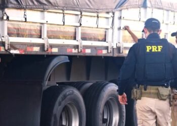 PRF flagra carreta com pneus carecas “no arame” na Bahia