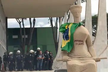 Brasília (DF) 08.01.2023  - Estátua da Justiça, em frente ao Supremo Tribunal Federal (STF), pichada. 