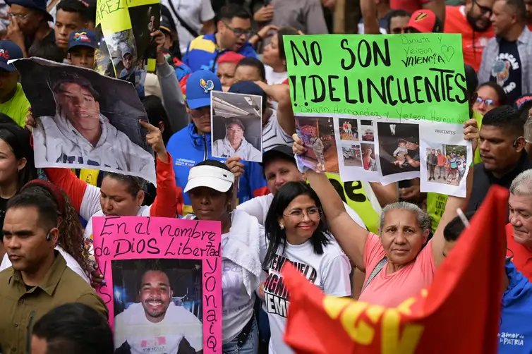 Reuters/Gaby Oraa/Proibida reprodução Venezuela's Vice-President and Oil Minister Delcy Rodriguez marches with Family members of Venezuelans deported from the U.S. to El Salvador to be imprisoned in the Terrorism Confinement Center (CECOT) prison, during a pro-government rally to demand their release, in Caracas, Venezuela March 18, 2025. Reuters/Gaby Oraa/Proibida reprodução