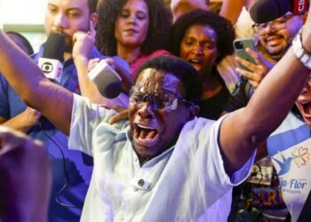 Neguinho da Beija-Flor celebra título no adeus: “agora, só camarote”