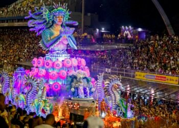 Sete escolas de samba abrem os desfiles no Sambódromo do Anhembi