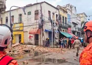 Desabamento de casarão causa uma morte no centro do Rio