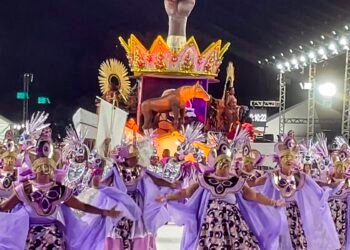 Desfile de escolas de samba reafirma tradição popular no RS