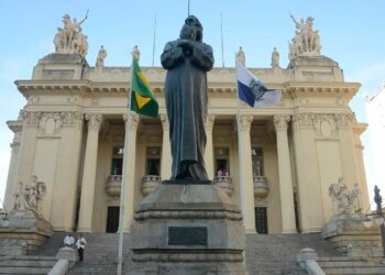 Alerj celebra 50 anos com visita teatralizada no Palácio Tiradentes