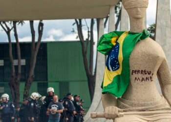 Mulher que pichou estátua do STF deixa prisão
