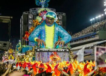 Afoxé Filhos da Coroa de Dadá abre segundo dia de desfiles em SP