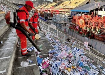 Mais de 67 toneladas de resíduos são recolhidas após desfiles no Rio