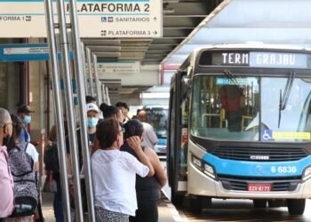 Setor de serviços recua 0,2% em janeiro, influenciado por transportes
