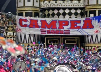 Desfile das campeãs encerra o carnaval paulistano em noite tranquila