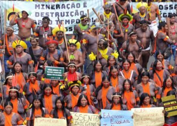 Milhares de indígenas marcham em Brasília em defesa de seus direitos