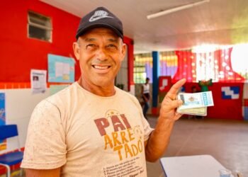 Beneficiários dos distritos fazem fila para garantir o ticket da Semana Santa – Prefeitura Municipal de Candeias.