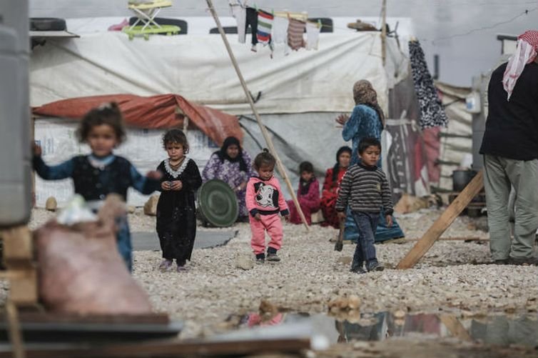Crianças refugiadas sírias em acampamento no Líbano