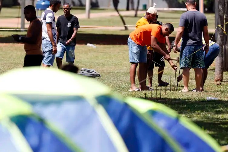 Brasília (DF), 06/04/2025 - Indígenas montam barraca no Acampamento Terra Livre - ATL, no espaço Funarte. Foto: Bruno Peres/Agência Brasil