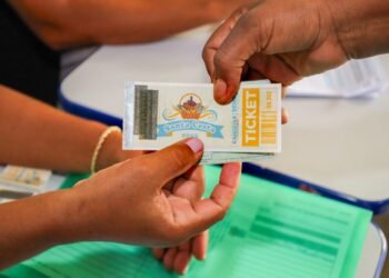 Tickets da Santa Cesta serão entregues até 11 de abril; mais de 20 mil famílias serão beneficiadas – Prefeitura Municipal de Candeias.