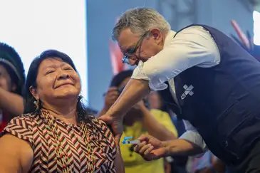 Brasília (DF) 09/04/2025 O ministro da Saúde, Alexandre Padilha, vacina a presidente da Funai, Joenia Wapichana durante a plenária de saúde indígena no Acampamento Terra Livre   Foto: Fabio Rodrigues-Pozzebom/ Agência Brasil