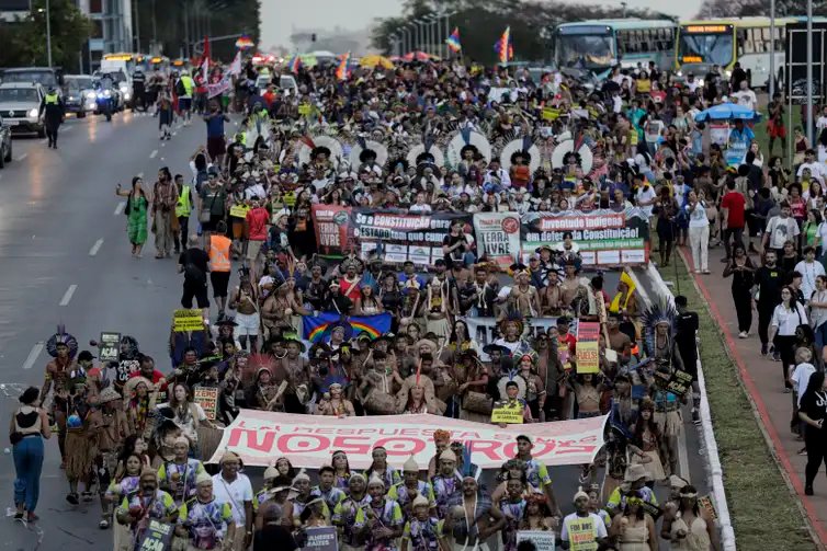 Joédson Alves/Agência Brasil Brasília (DF), 10/04/2025 - Indígenas de várias etnias participam da marcha do acampamento terra livre (ATL).
Foto: Joédson Alves/Agência Brasil