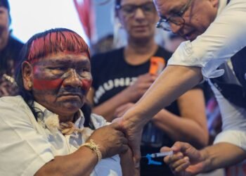 Padilha vacina lideres indígenas durante acampamento em Brasília