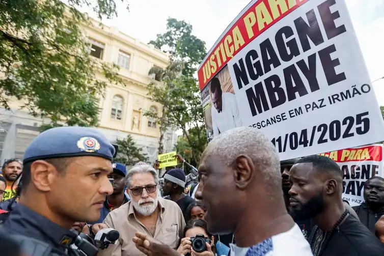 São Paulo(SP), 14/04/2025 - Manifestação  na praça da República, contra a morte do ambulante senegalês Ngange Mbaye, na sexta-feira, morto por um policial militar durante operação delegada no Brás, contra o comércio ambulante. 
Foto: Paulo Pinto/Agência Brasil