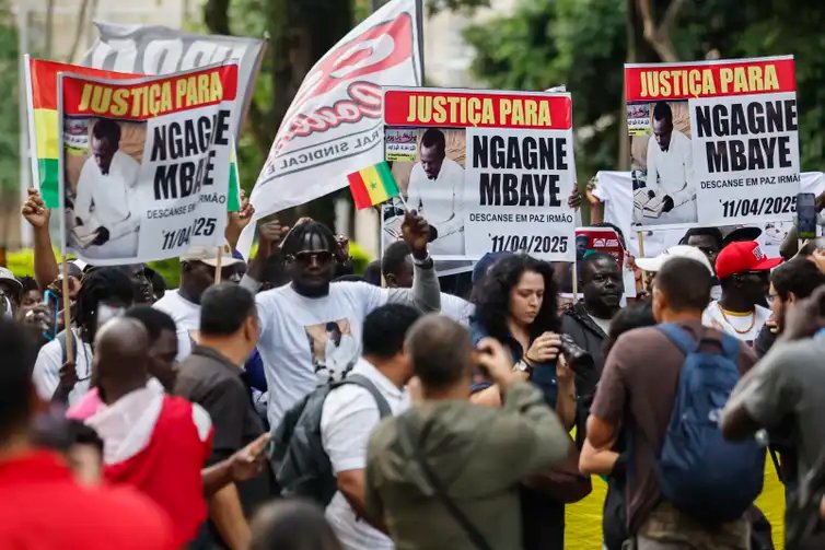 São Paulo(SP), 14/04/2025 - Manifestação  na praça da República, contra a morte do ambulante senegalês Ngange Mbaye, na sexta-feira, morto por um policial militar durante operação delegada no Brás, contra o comércio ambulante. 
Foto: Paulo Pinto/Agência Brasil