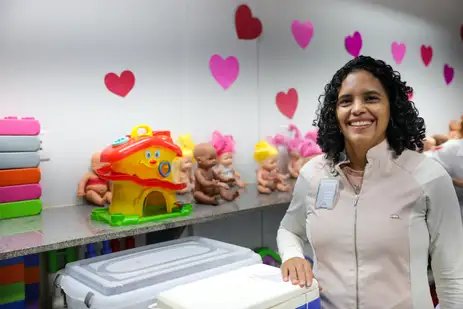 Brasília (DF) 15/04/2025 A Secretaria de Saúde do DF promove um dia de vacinação infantil  na Creche Sempre Viva, na cidade satélite de Ceilândia, DF.  A enfermeira Thais Alves Pereira, fala com a Agência Brasil  Foto: Fabio Rodrigues-Pozzebom/ Agência Brasil