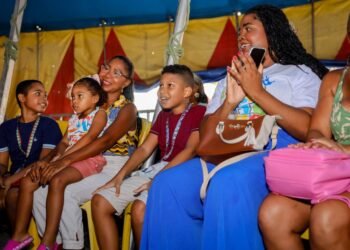 Crianças autistas atendidas pelo Querer Bem vão ao Circo – Prefeitura Municipal de Candeias.