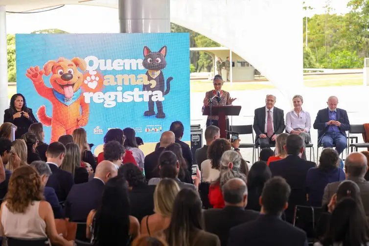 Fabio Rodrigues-Pozzebom/ Agência Brasil Brasília (DF) 17/04/2025 A ministra do Meio Ambiente, Marina Silva, discursa durante lançamento do Sistema Nacional de Identificação de Cães e Gatos, SinPatinha. Assina também decreto que institui o Programa Nacional de Proteção e Manejo Populacional Ético de Cães e Gatos (ProPatinhas). Foto: Fabio Rodrigues-Pozzebom/ Agência Brasil