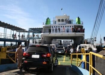 Retorno registra enorme fila de carros na Ilha
