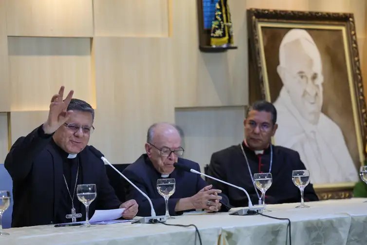 Brasília (DF) 221/04/2025 o arcebispo de Brasília, Cardeal Dom Paulo César, acompanhado dos bispos auxiliares e do Cardeal emérito, Dom Raimundo damasceno, durante coletiva sobre a morte do Papa Francisco  Foto: Fabio Rodrigues-Pozzebom/ Agência Brasil